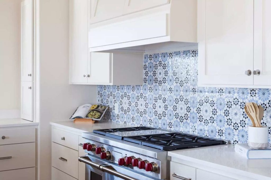 What You Should Know Before Installing a Kitchen Backsplash Yourself