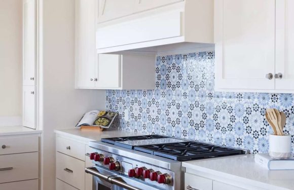 What You Should Know Before Installing a Kitchen Backsplash Yourself 