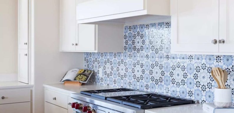 What You Should Know Before Installing a Kitchen Backsplash Yourself 