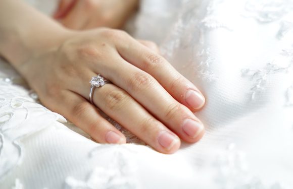 Cozy and Chic: Selecting Engagement Rings for Homebodies