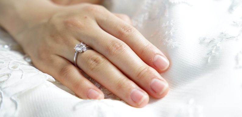 Cozy and Chic: Selecting Engagement Rings for Homebodies